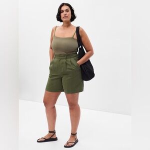 NWT Gap Softsuit Pleated Shorts